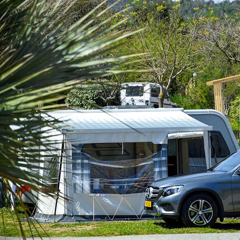 Kampeerplaats - Grand Confort : Kamer + 1 auto + elektriciteit 10A + 100m² - 140m² + drinkwaterfontein