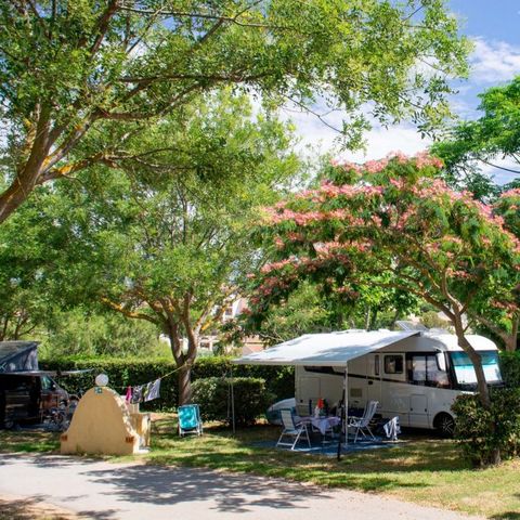 Kampeerplaats - Grand Confort : Kamer + 1 auto + elektriciteit 10A + 100m² - 140m² + drinkwaterfontein