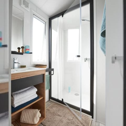 Mobilheim 4 Personen - NEW 2023// Mobilheim Premium 27m² (2 Schlafzimmer) + TV + LV + Überdachte Terrasse