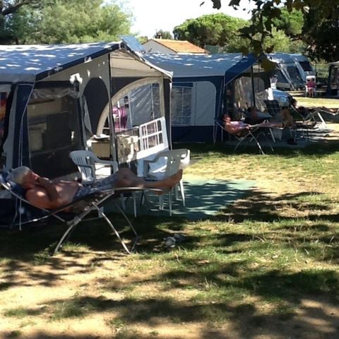 STAANPLAATS - Caravan/ camper/ of vouwcaravan/tent + auto