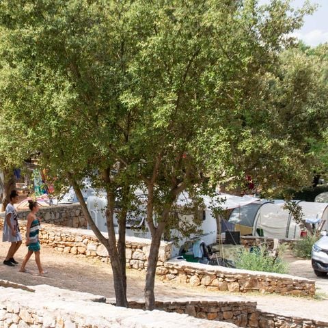 STAANPLAATS - Standplaats voor 2 personen (inclusief voertuig)