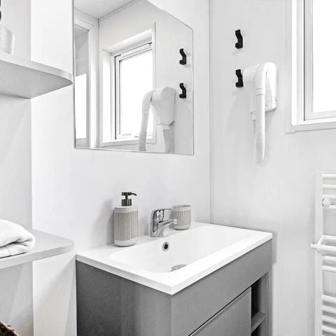 Mobilheim 4 Personen - Ferienhaus Ilbarritz, 3 Zimmer, 4 Personen, klimatisiert + TV, 2 Badezimmer