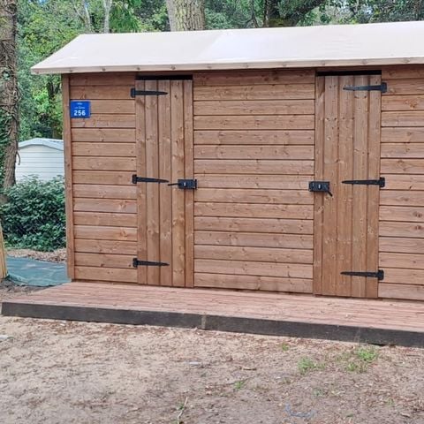 PARCELA - Paquete Premium: parcela 10A equipada con un Freecamp (cabina con instalaciones sanitarias)