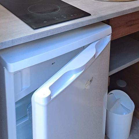 PARCELA - Paquete Premium: parcela 10A equipada con un Freecamp (cabina con instalaciones sanitarias)