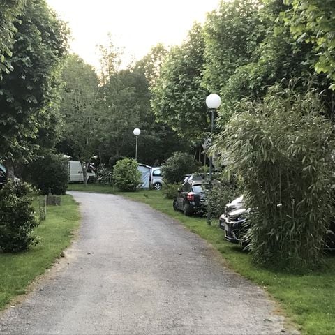 EMPLACEMENT - Forfait Confort (1 voiture + tente, caravane, van ou camping-car + électricité 10A)