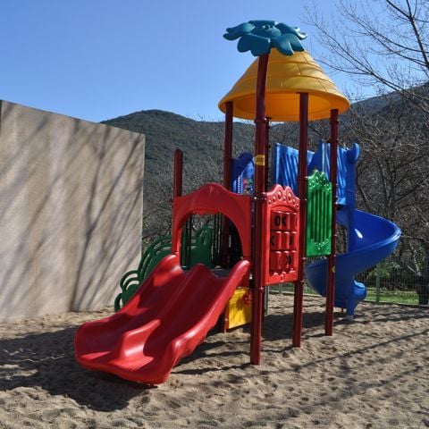 PARCELA - coche + 2 personas (electricidad opcional)