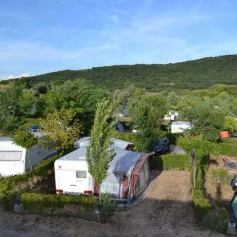 STAANPLAATS - Pakket voor 2 personen + 1 auto + 1 tent of 1 caravan 1 camper + optionele elektriciteit