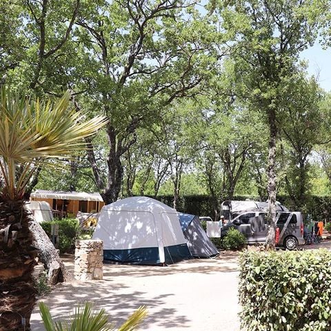 STAANPLAATS - Comfortpakket (1 tent, caravan of camper / 1 auto / 16A elektriciteit)