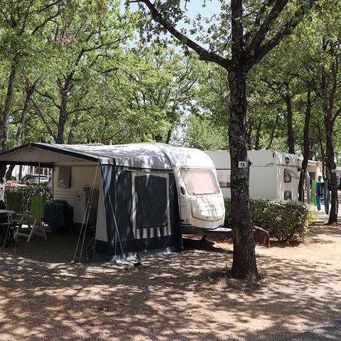 Kampeerplaats - Comfortpakket (1 tent, caravan of camper / 1 auto / 16A elektriciteit)