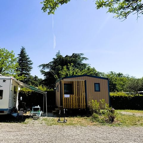 EMPLACEMENT - Emplacement Grand confort avec sanitaire Individuel - 110m2