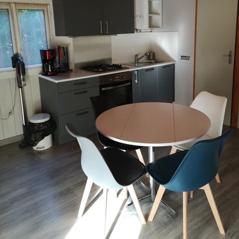 Chalet 4 personen - Premium 35 m² (2 slaapkamers) + TV + Airconditioning + groot halfoverdekt terras