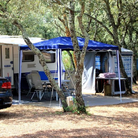 STAANPLAATS - Auto Caravan / Camper of Tent 2 Personen inbegrepen + elektriciteit 10 A