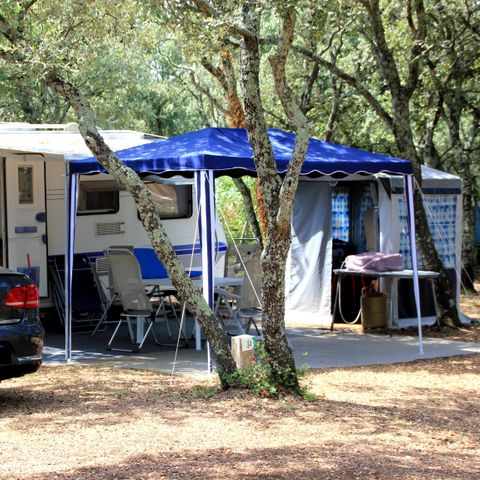 EMPLACEMENT - FORFAIT EMPLACEMENT (Voiture Caravane / Camping-car ou Tente) + 2 personnes inclues SANS électricité