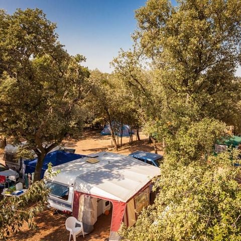 Stellplatz - Forfait Confort (1 Zelt oder Wohnwagen oder Wohnmobil / 1 Auto / Strom 16A)