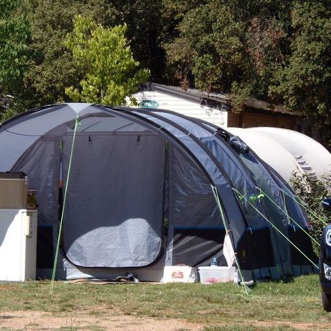 Kampeerplaats - Comfortpakket (1 tent of caravan of camper / 1 auto / 16A elektriciteit)