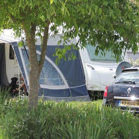 Stellplatz - Forfait Confort (1 Zelt oder Wohnwagen oder Wohnmobil / 1 Auto / Strom 16A)