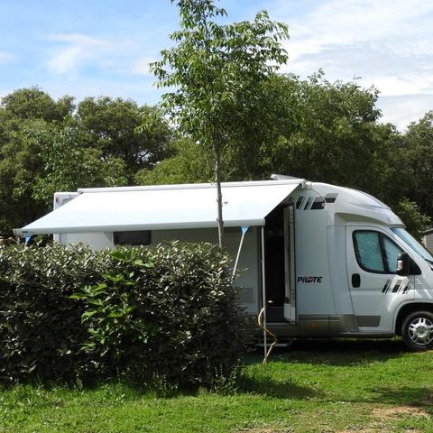 Kampeerplaats - Comfortpakket (1 tent of caravan of camper / 1 auto / 16A elektriciteit)