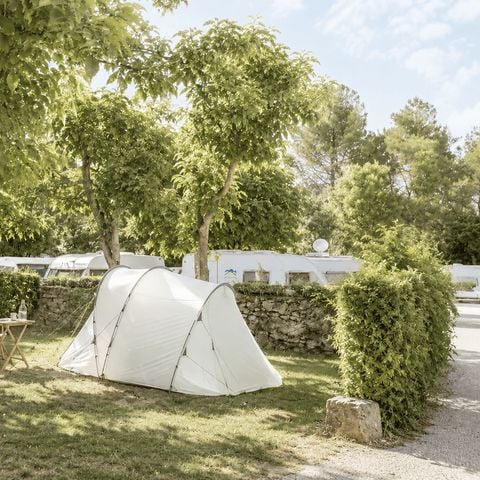 Kampeerplaats - Standplaats voor 2 personen + 1 voertuig