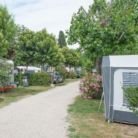 Kampeerplaats - Standplaats voor 2 personen + 1 voertuig