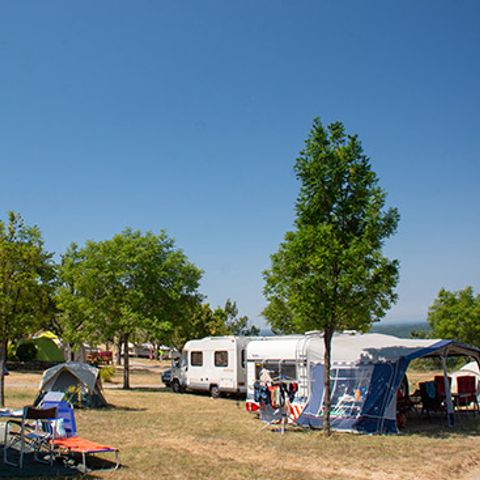 Kampeerplaats - Comfortpakket (1 tent, caravan of camper / 1 auto / 6A elektriciteit)
