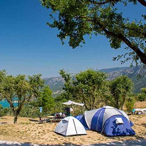 EMPLACEMENT - Forfait Confort (1 tente, caravane ou camping-car / 1 voiture / électricité 6A)