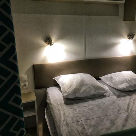Mobilhome 4 personas - Loggia Confort 22 m² - 2 dormitorios + aire acondicionado + TV - con terraza semicubierta de 6 m² 4 personas 2/4 personas