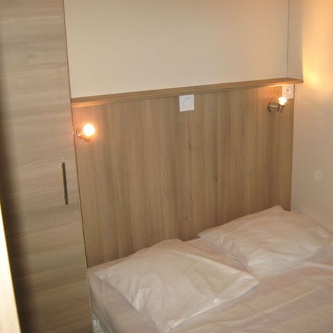 Chalet 6 Personen - Chalet „Samoa Confort“, 46 m² – 3 Schlafzimmer, 4 Erwachsene, 2 Kinder + Klimaanlage + TV – halbüberdachte Terrasse, 19 m², für 1–6 Personen