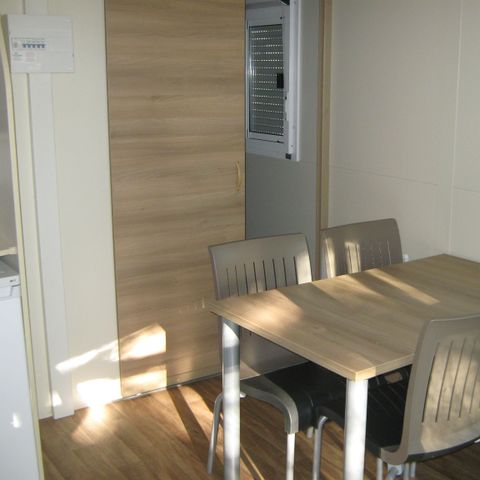 Chalet 4 Personen - Chalet Némo Confort 32 m² – 2 Schlafzimmer + Klimaanlage + TV – mit einer halbüberdachten Terrasse von 12 m² für 1–4 Personen
