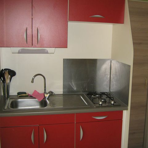 Chalet 4 Personen - Chalet Némo Confort 32 m² – 2 Schlafzimmer + Klimaanlage + TV – mit einer halbüberdachten Terrasse von 12 m² für 1–4 Personen