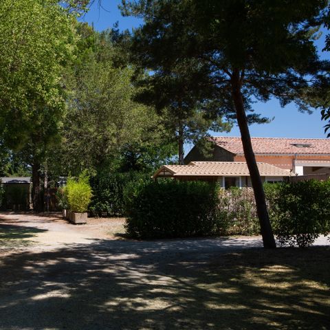EMPLACEMENT - Forfait Privilège (1 tente, caravane ou camping-car / 1 voiture / électricité 8A) +120m² 2/6 pers