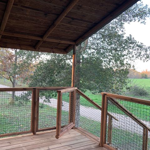 Tente en toile et en bois 5 personnes - CABANE LODGE sur PILOTIS climatisée 2 chambres