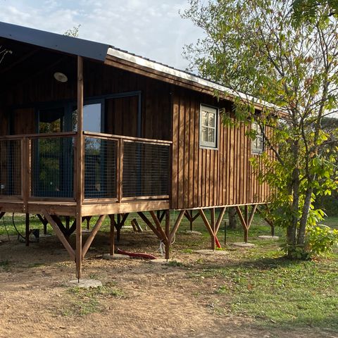 Tente en toile et en bois 5 personnes - CABANE LODGE sur PILOTIS climatisée 2 chambres