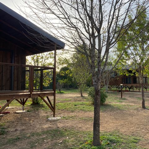 Tente en toile et en bois 5 personnes - CABANE LODGE sur PILOTIS climatisée 2 chambres