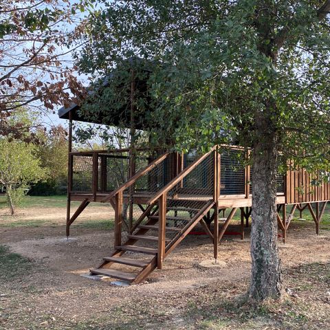 Tente en toile et en bois 5 personnes - CABANE LODGE sur PILOTIS climatisée 2 chambres