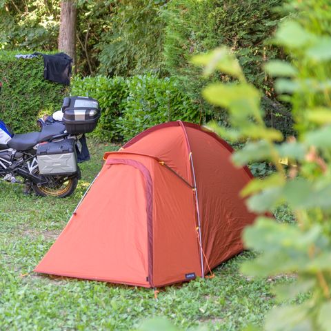 Stellplatz - Pauschale Stellplatz 10m²: 1 Zelt und 1 Fahrzeug oder 1 Wohnmobil mit einer maximalen Länge von 5m -.