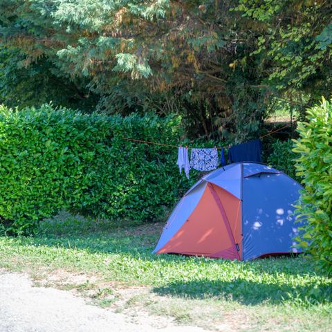 Stellplatz - Pauschale Stellplatz 10m²: 1 Zelt und 1 Fahrzeug oder 1 Wohnmobil mit einer maximalen Länge von 5m -.