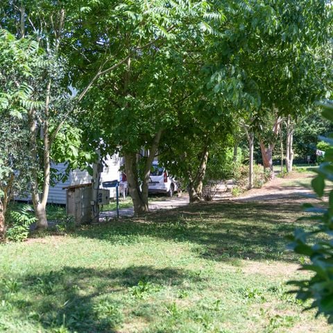 EMPLACEMENT - Forfait emplacement 10m² : 1 tente et 1 véhicule ou 1 camping-car de maximum 5m -