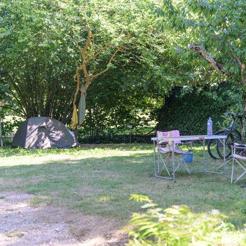 Pitch - Pitch package +10m²: 1 vehicle + 1 tent or 1 caravan, or 1 motor home over 5 m