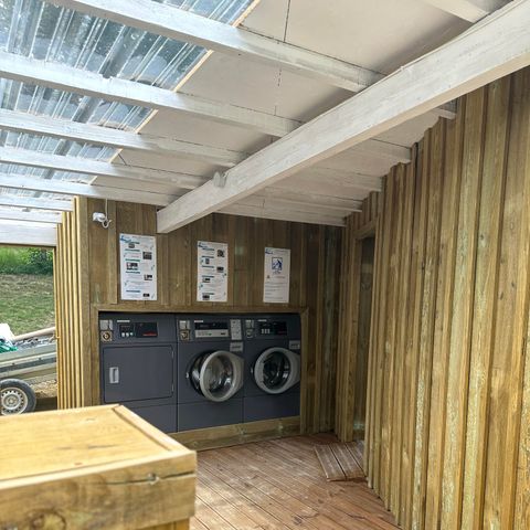 STAANPLAATS - Standplaats en 1/ 2 personen + 1 tent of caravan en een voertuig of camper.