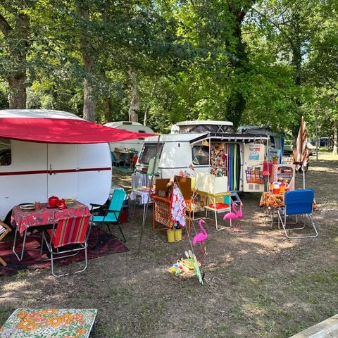 EMPLACEMENT - FORFAIT Emplacement et 1/ 2 personnes + 1 tente ou caravane et un véhicule ou camping car seul.