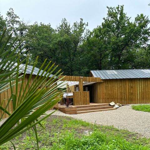 EMPLACEMENT - FORFAIT Emplacement et 1/ 2 personnes + 1 tente ou caravane et un véhicule ou camping car seul.