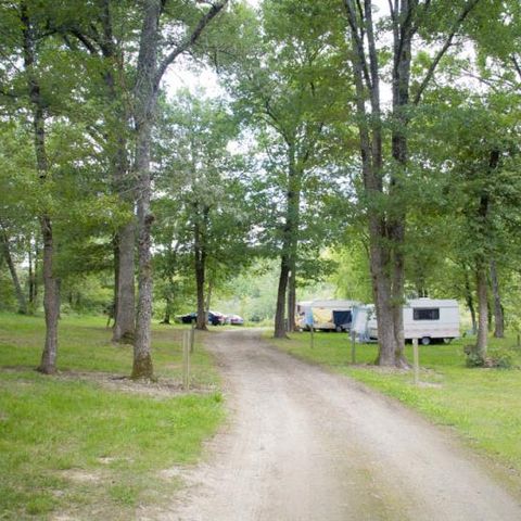EMPLACEMENT - FORFAIT Emplacement et 1/ 2 personnes + 1 tente ou caravane et un véhicule ou camping car seul.