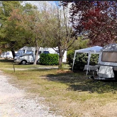 PIAZZOLA - Piazzola: auto + tenda/roulotte o camper 2/6 persone con elettricità opzionale