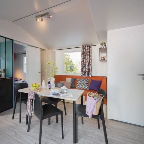 Mobilheim 4 Personen - M-home LUXUS 2 Schlafzimmer (Klimaanlage - Geschirrspüler - TV - überdachte Terrasse 15m² - Fläche 30m²)
