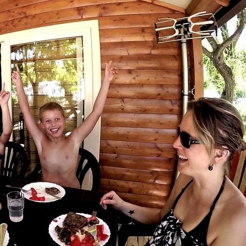 MOBILHOME 4 personnes - COTTAGE 2 chambres (TV - terrasse couverte 7m² - superficie 26m²)