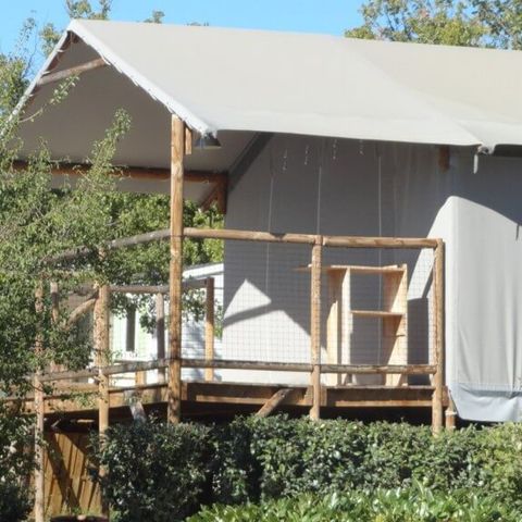Safarizelt 4 Personen - Lodge-Hütte auf Stelzen Komfort 24m² (2 Zimmer) - überdachte Terrasse 10m².