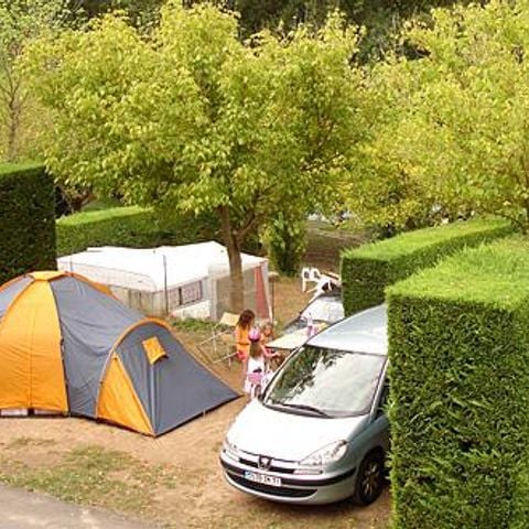 Pitch - CONFORT pitch (tent or caravan or camper van) + car + electricity 6A -