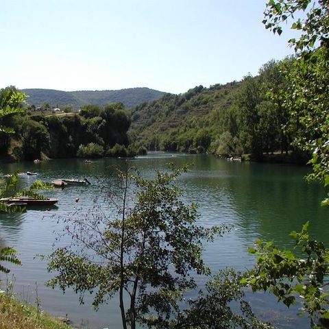 PIAZZOLA - Piazzola PRIVILEGE lungo il fiume (tenda, caravan, camper) + auto + elettricità 6A -