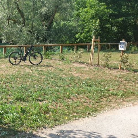 Stellplatz - PRIVILEGE-Stellplatz am Flussufer (Zelt, Wohnwagen, Wohnmobil) + Auto + Strom 6A -.