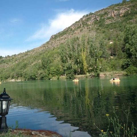 EMPLACEMENT - Emplacement PRIVILEGE en bord de rivière (tente, caravane, camping-car) + voiture + électricité 6A -